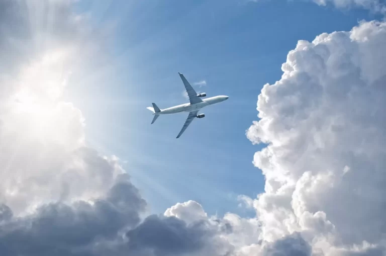 Curso de RSVM - Optimiza la seguridad y eficiencia en el espacio aéreo. Descubre el sistema RVSM y su capacidad para reducir la separación vertical entre aeronaves. | EFA | Especialistas en Formación Aeronáutica
